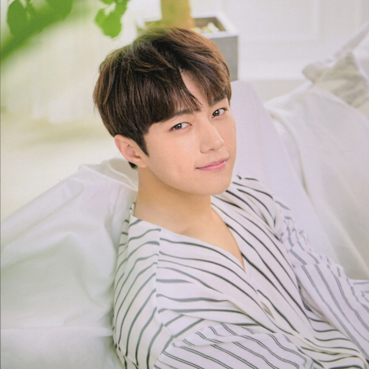 A moment captured by a fan of Kim Myungsoo (L)