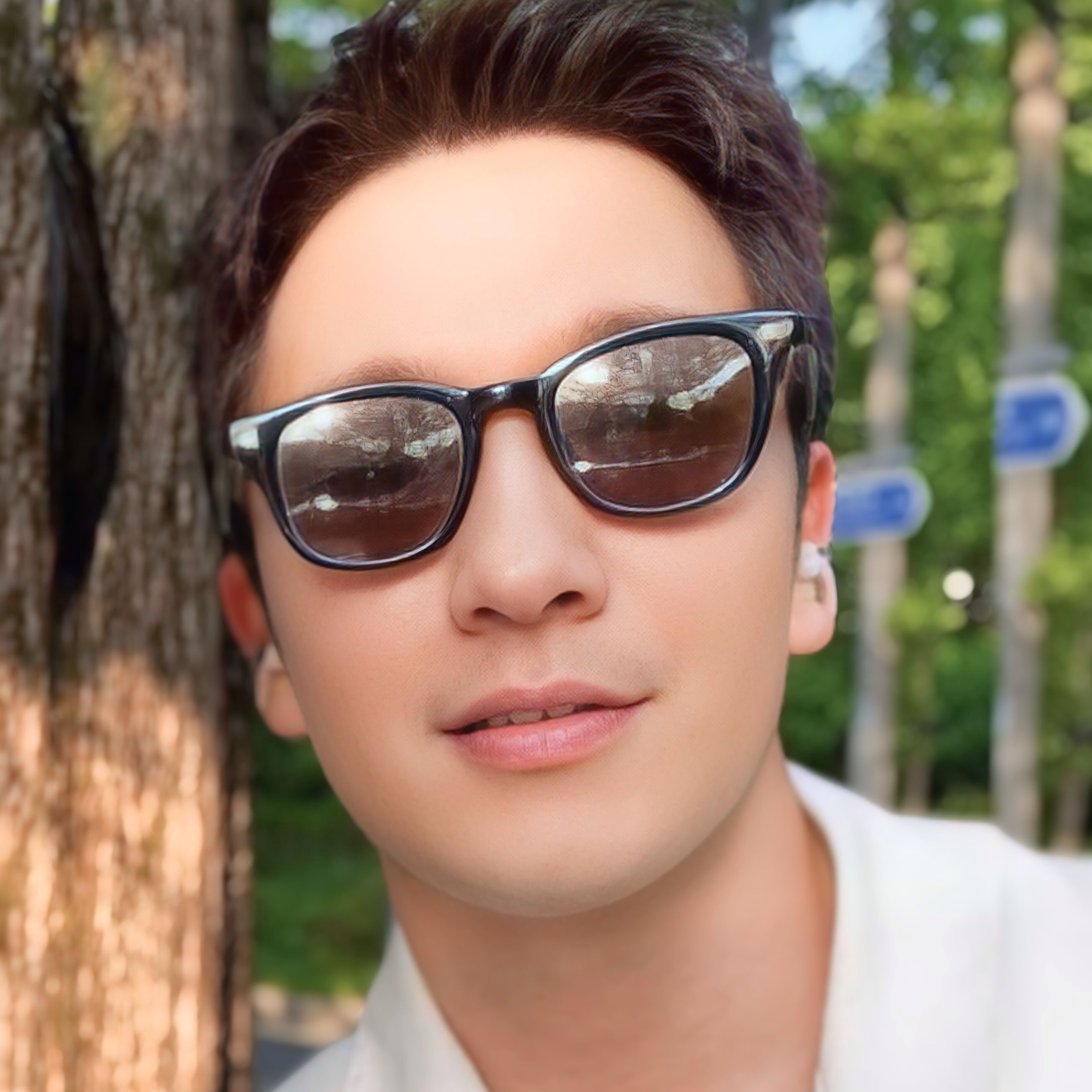 A moment captured by a fan of Son Seokkoo
