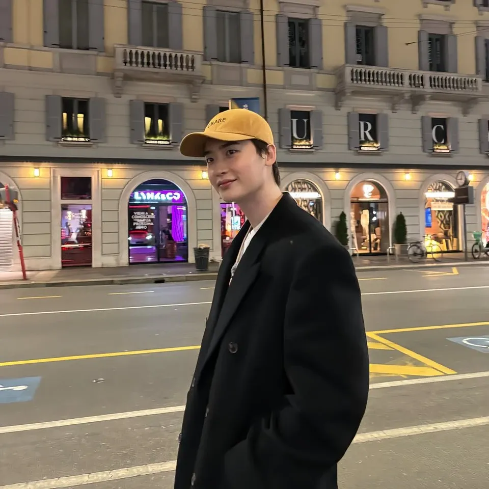 Recent activity shot of Lee Jongsuk