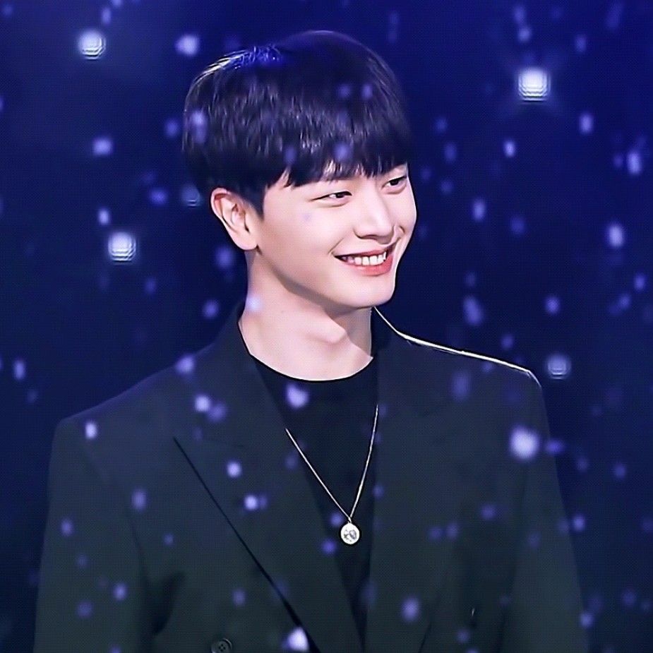 A moment captured by a fan of Yook Sungjae