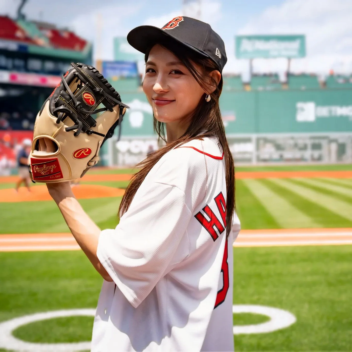 Behind-the-scenes cut of Ha Jiwon