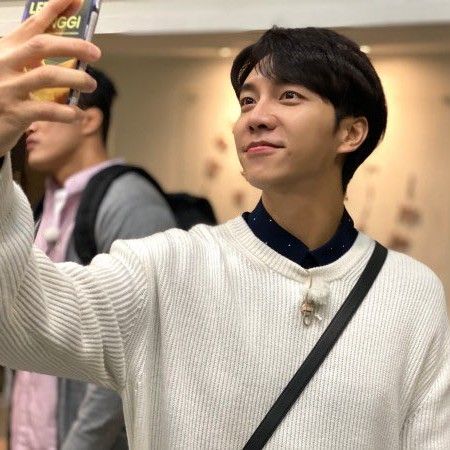 Momen yang diabadikan oleh penggemar Lee Seunggi