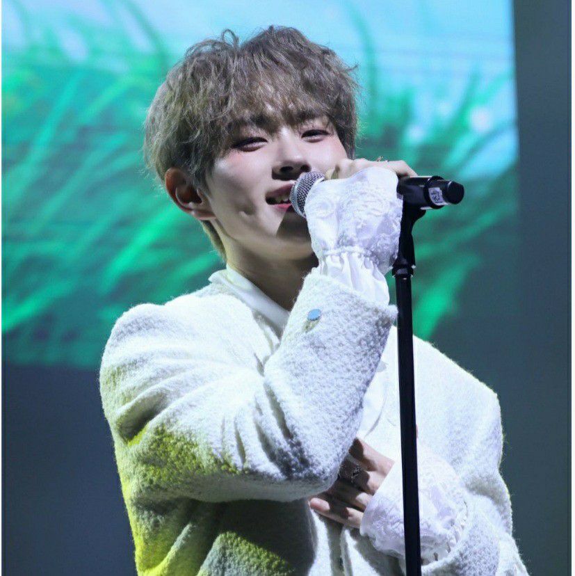 A moment captured by a fan of Lee Byeongchan