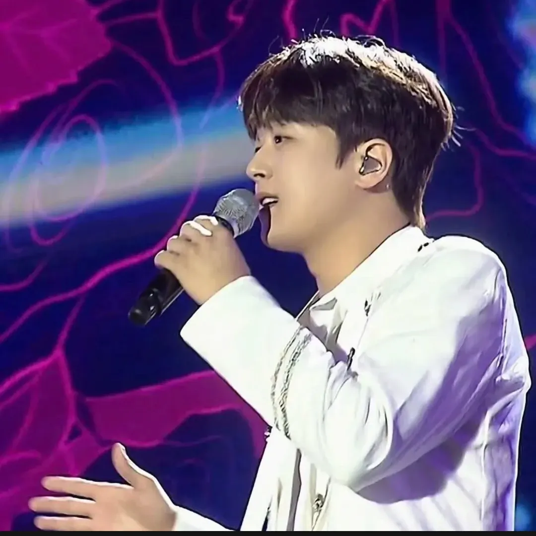 A moment captured by a fan of Lee Chanwon