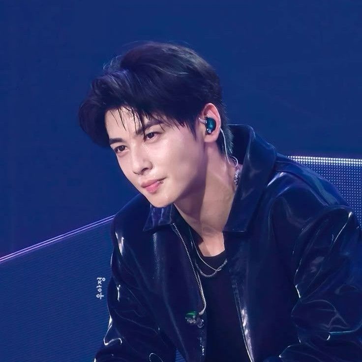 Behind-the-scenes cut of Cha Eunwoo