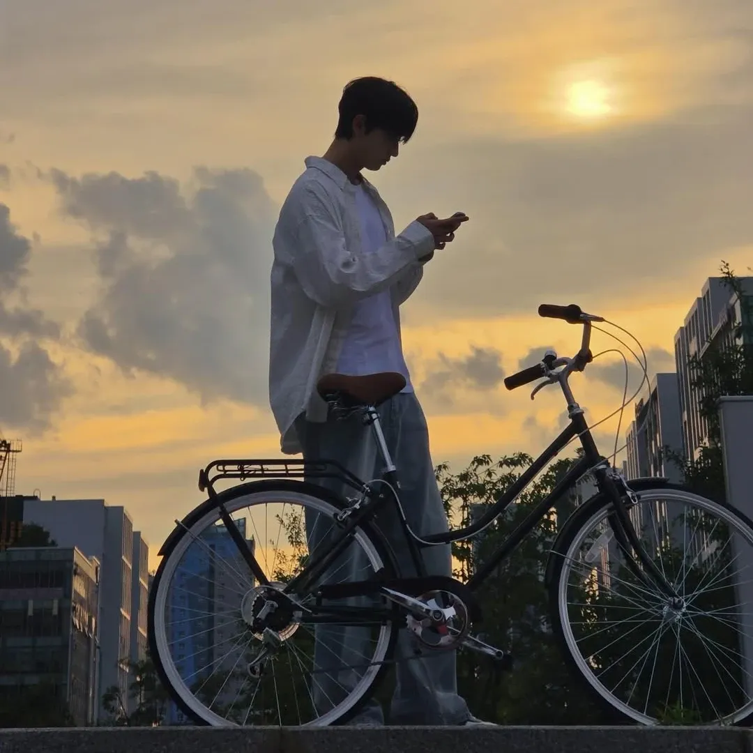 A moment captured by a fan of Kim Jaewon