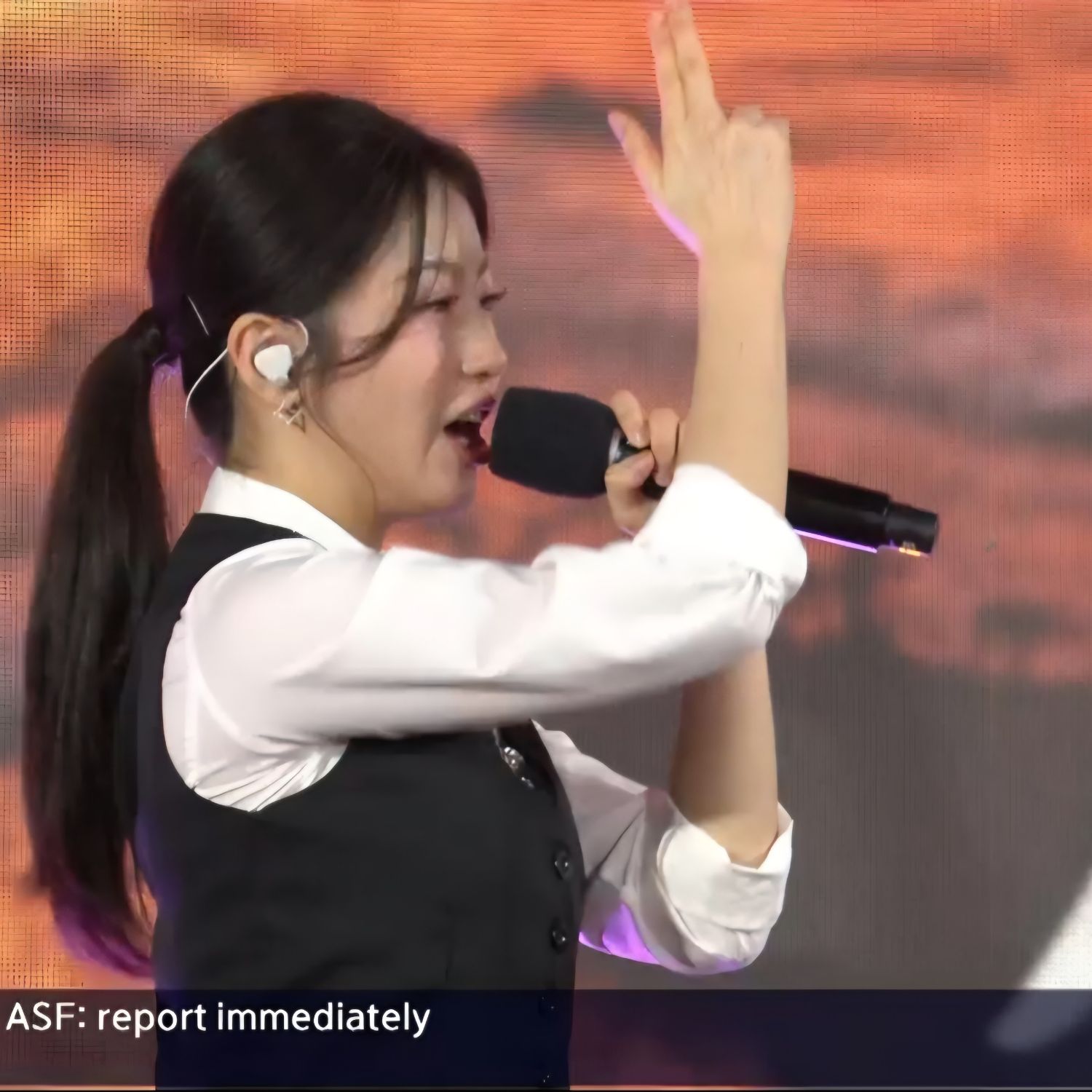 A moment captured by a fan of Oh Yujin