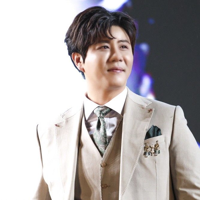 チン・ヘソンのビハインドカット