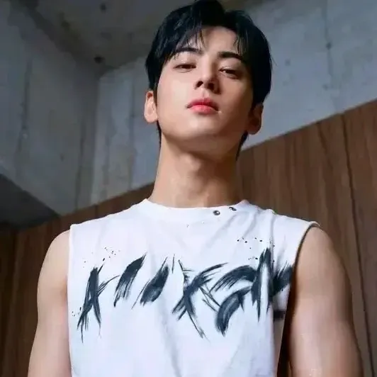 Behind-the-scenes cut of Cha Eunwoo