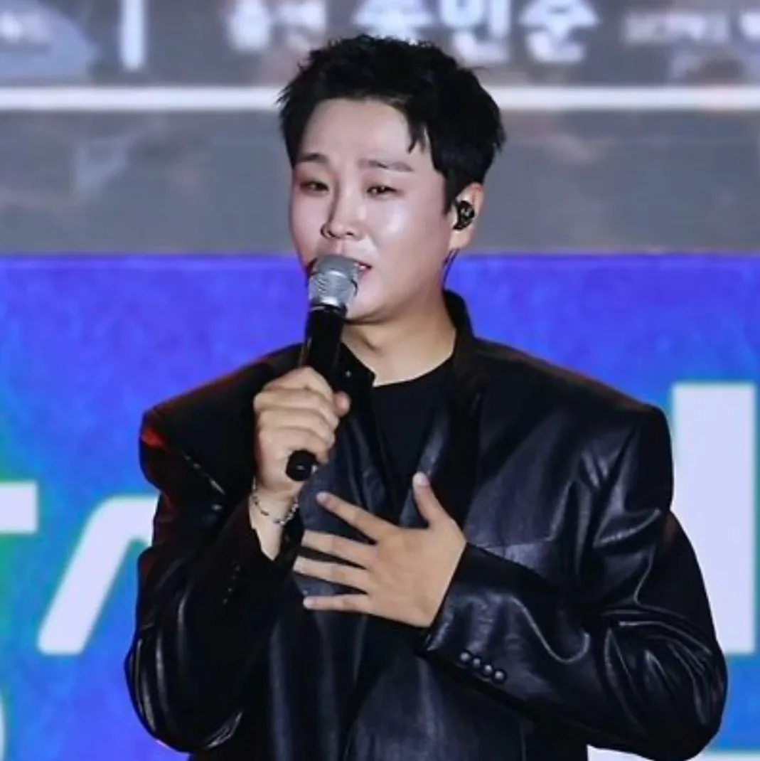 A moment captured by a fan of Song Minjun