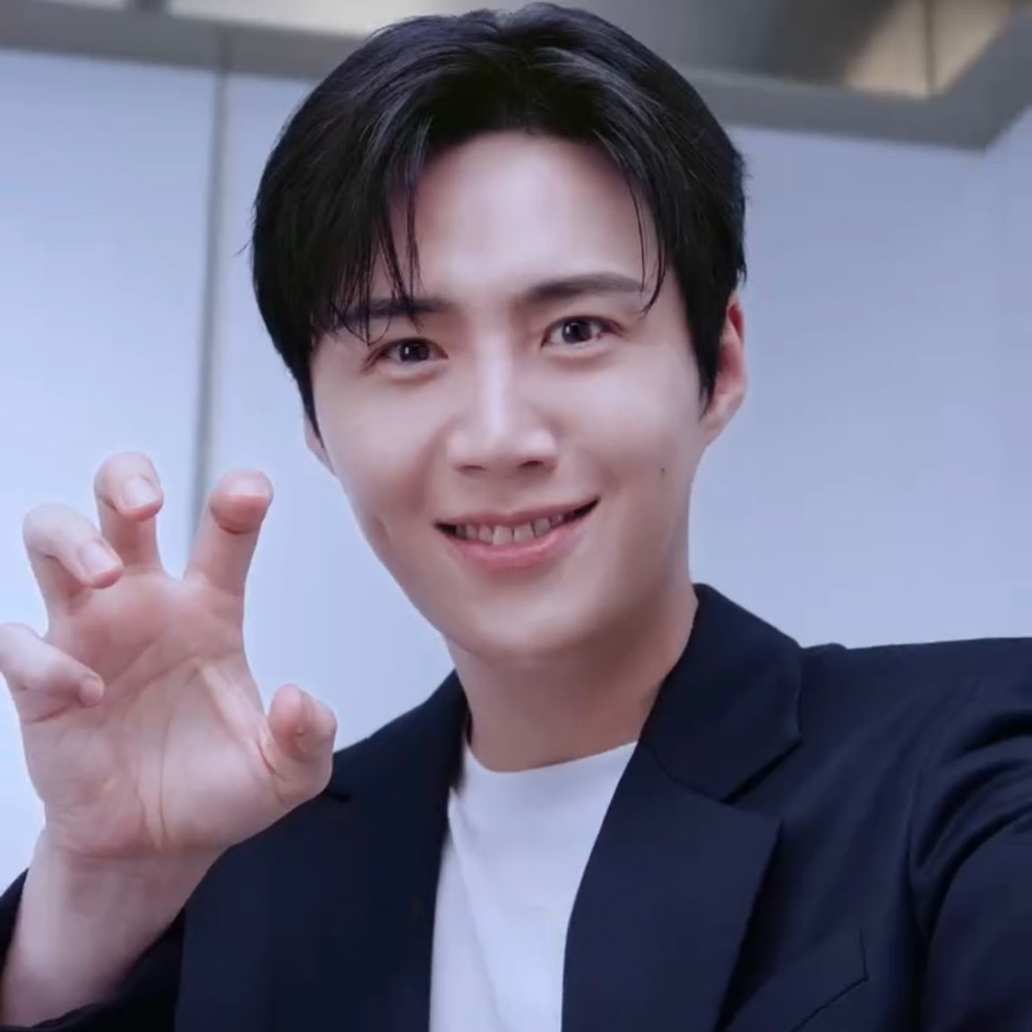Behind-the-scenes cut of Kim Seonho