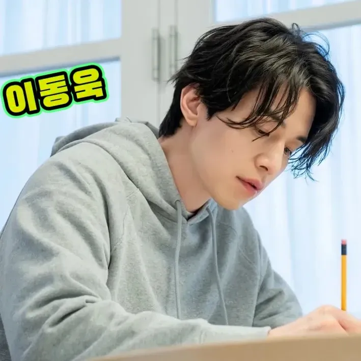 A moment captured by a fan of Lee Dongwook