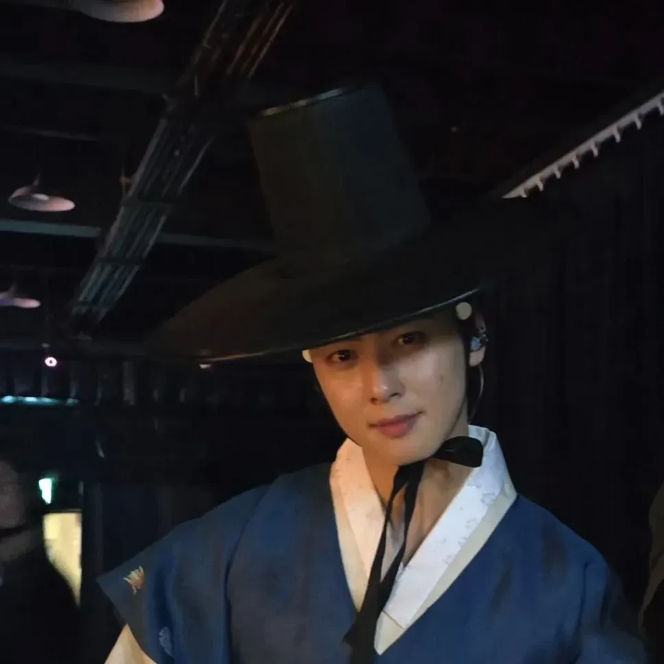 Behind-the-scenes cut of Cha Eunwoo