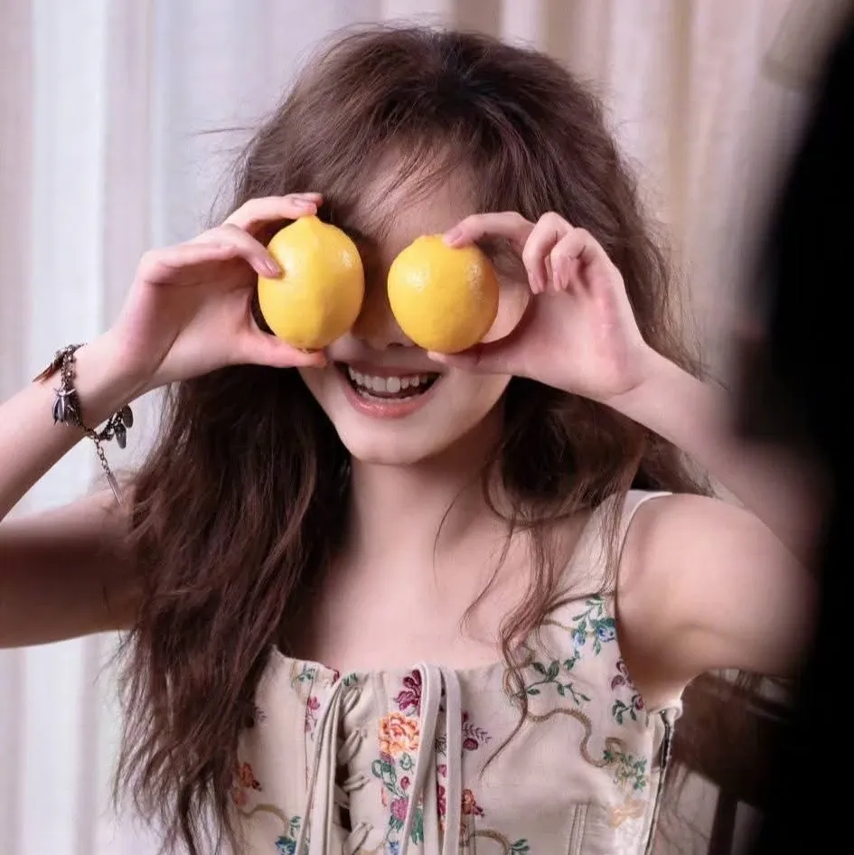 Behind-the-scenes cut of Tan Song Yun