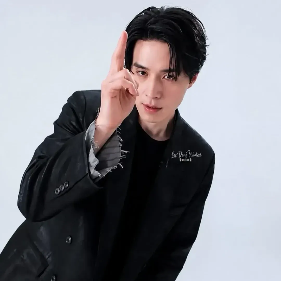 A moment captured by a fan of Lee Dongwook