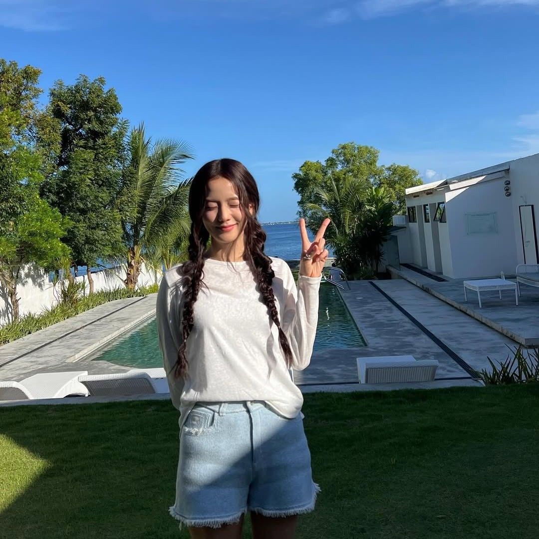 Behind-the-scenes cut of Jisoo (1995)