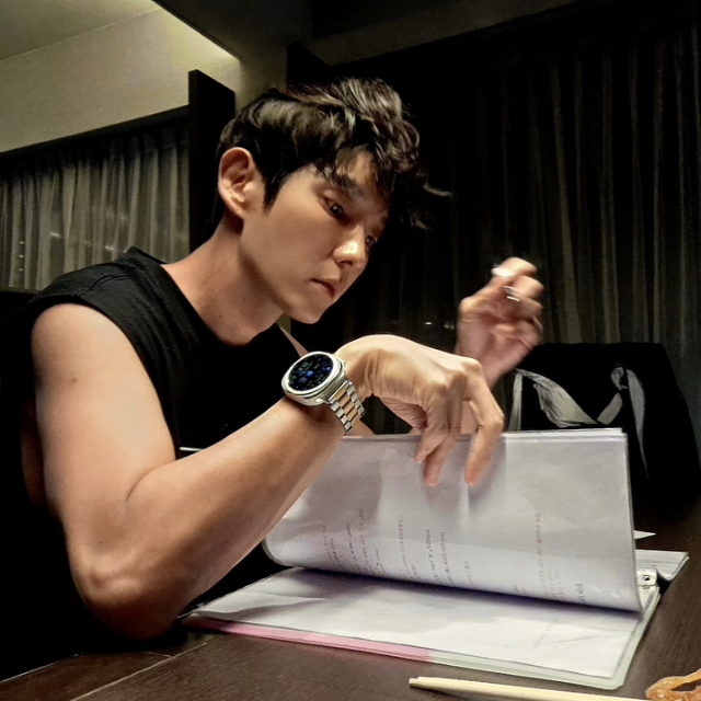 Behind-the-scenes cut of Lee Joongi