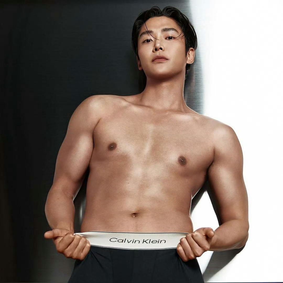 Foto kegiatan terbaru dari Rowoon