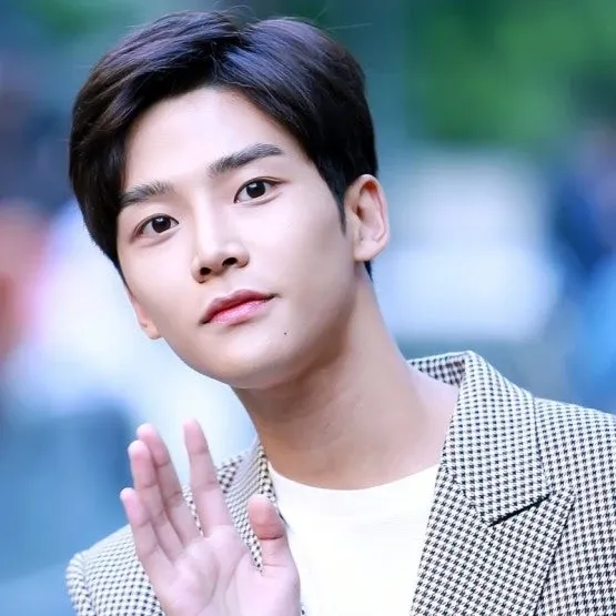 Foto terbaru dari Rowoon