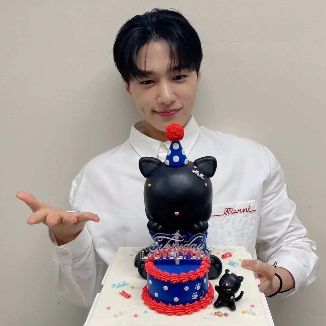 Recent activity shot of Kim Myungsoo (L)