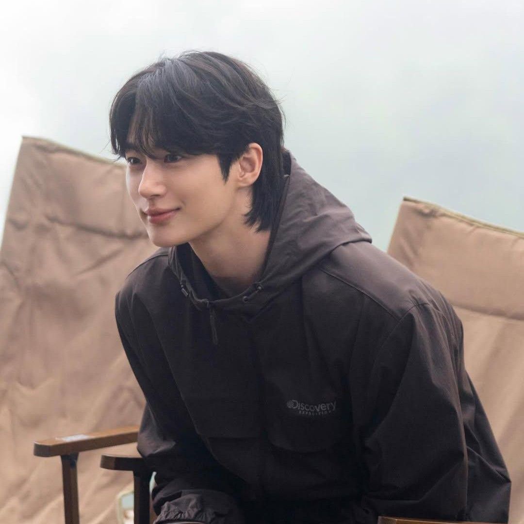 Behind-the-scenes cut of Byeon Wooseok