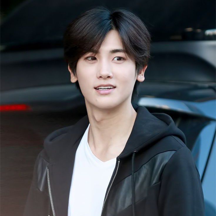 A moment captured by a fan of Park Hyungsik