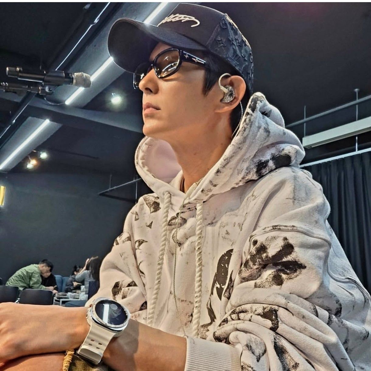 A moment captured by a fan of Lee Joongi