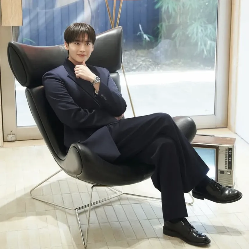 Recent activity shot of Lee Jongsuk
