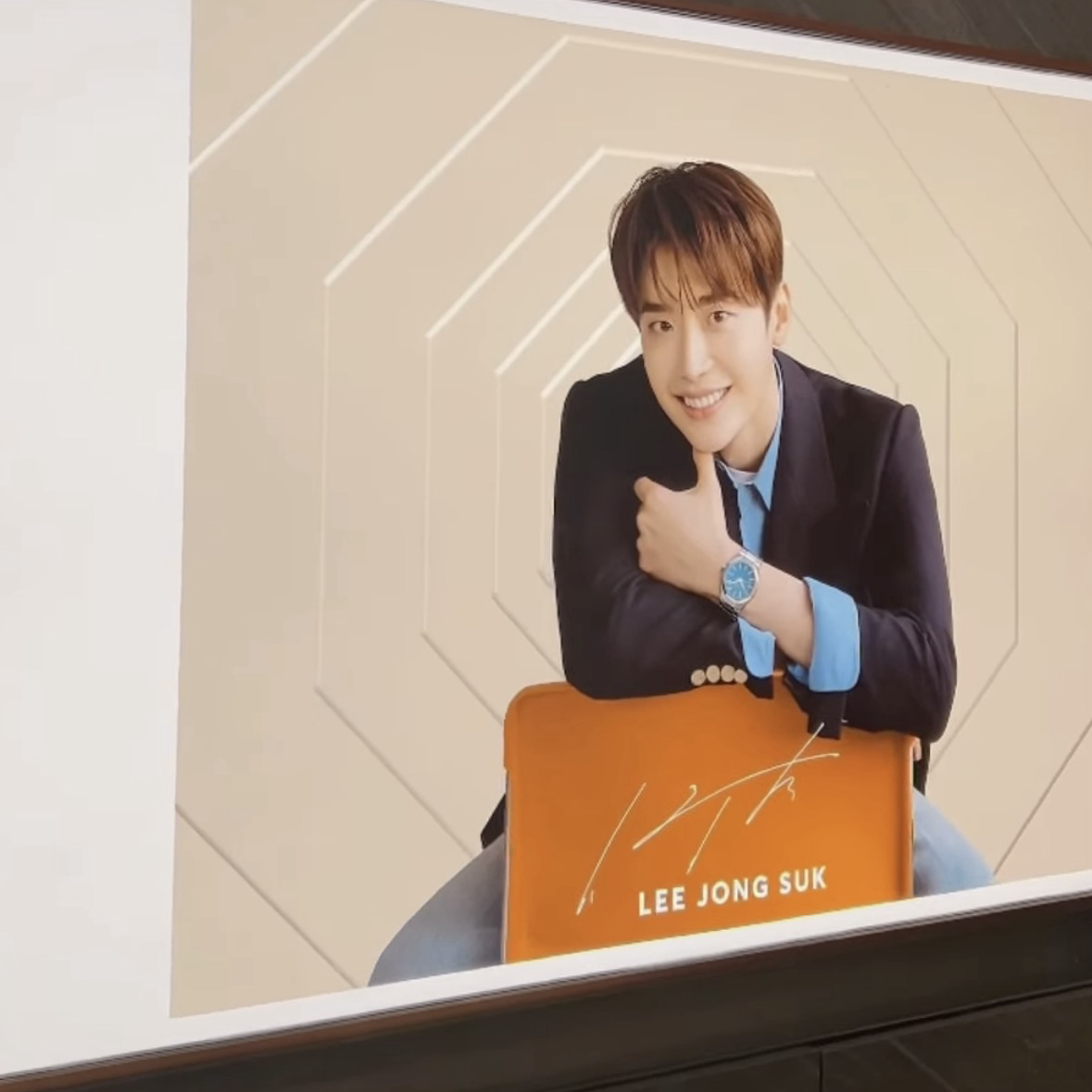 A moment captured by a fan of Lee Jongsuk