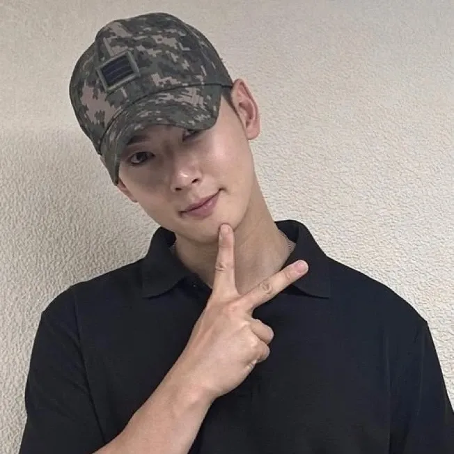 Behind-the-scenes cut of Cha Eunwoo