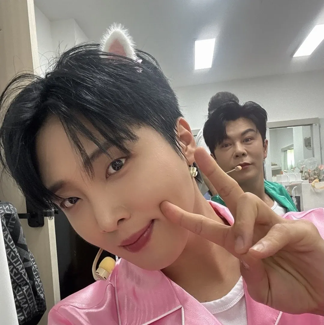 A moment captured by a fan of Hwang Yunsung
