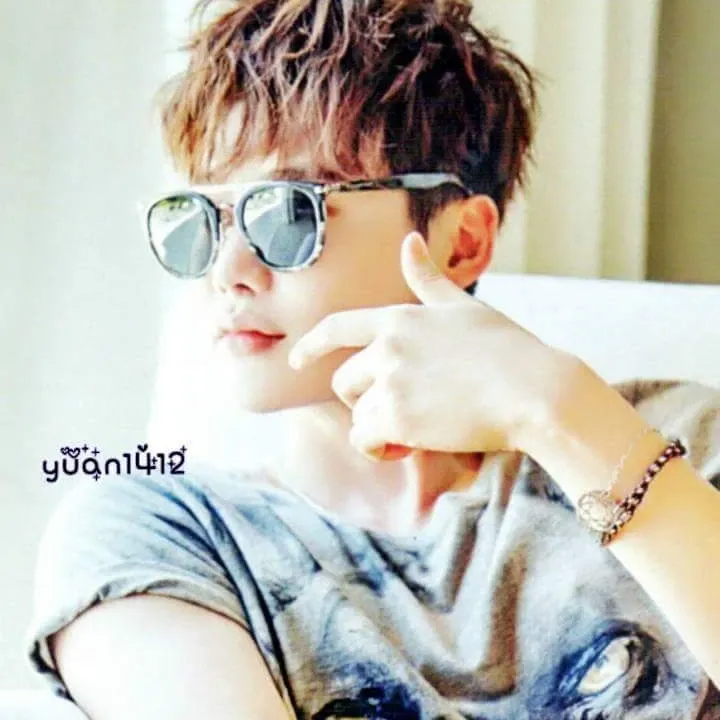 A moment captured by a fan of Lee Jongsuk