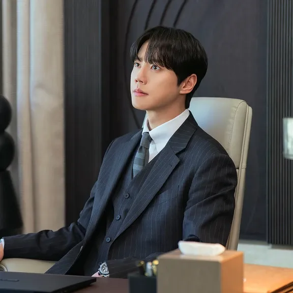 Behind-the-scenes cut of Lee Junyoung