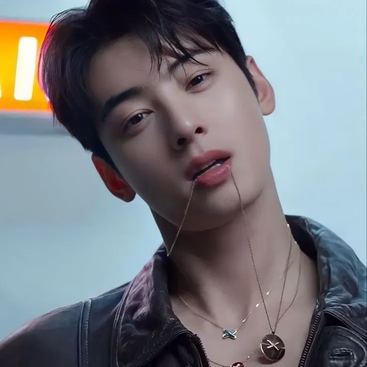 Behind-the-scenes cut of Cha Eunwoo