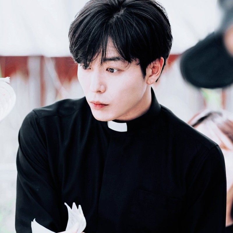 Behind-the-scenes cut of Kim Jaewook