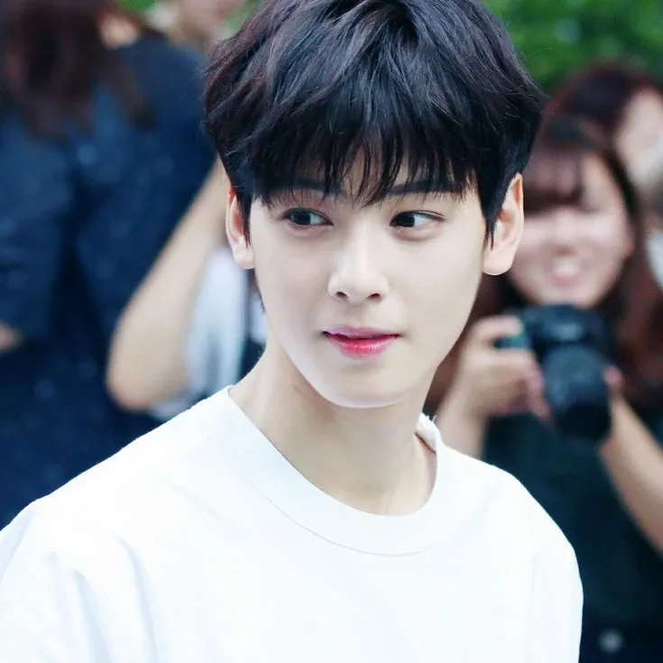 Behind-the-scenes cut of Cha Eunwoo