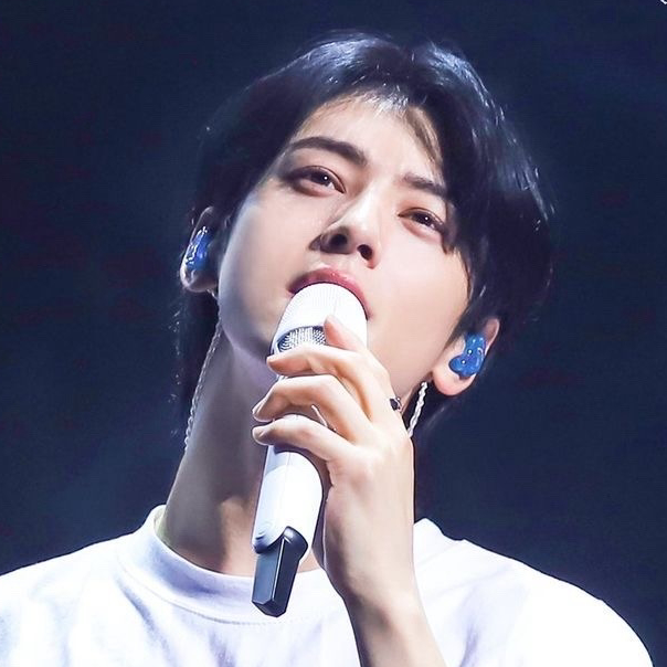 Behind-the-scenes cut of Cha Eunwoo