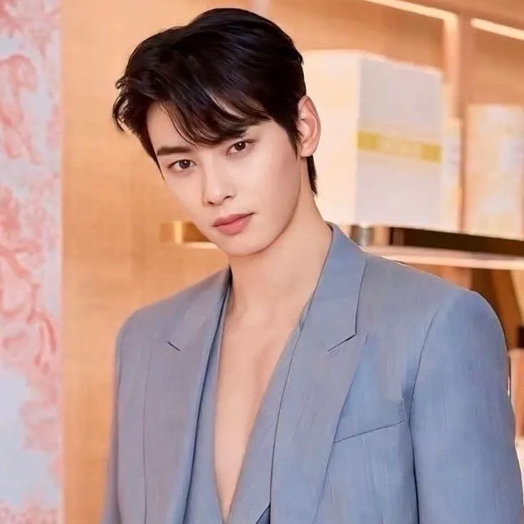 Recent activity shot of Cha Eunwoo