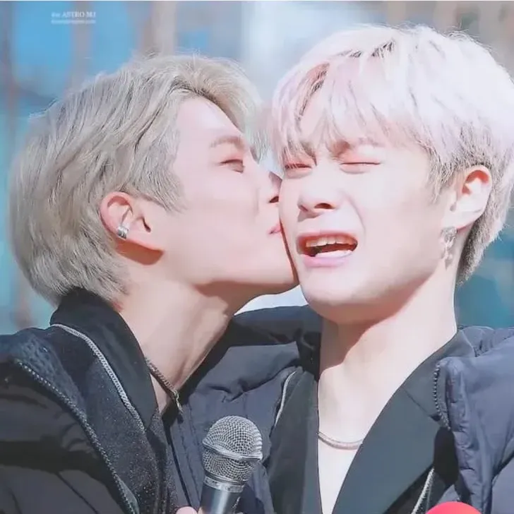 A moment captured by a fan of Cha Eunwoo