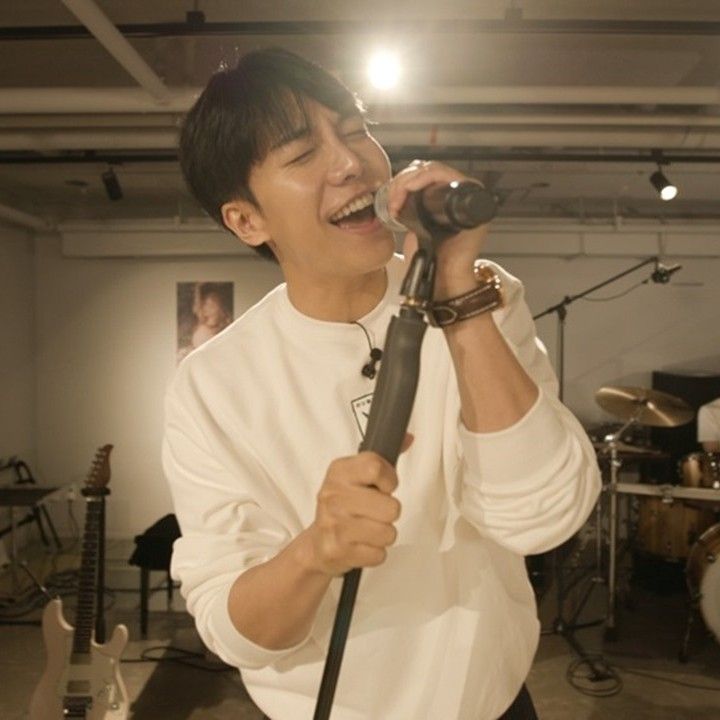 Momen yang diabadikan oleh penggemar Lee Seunggi