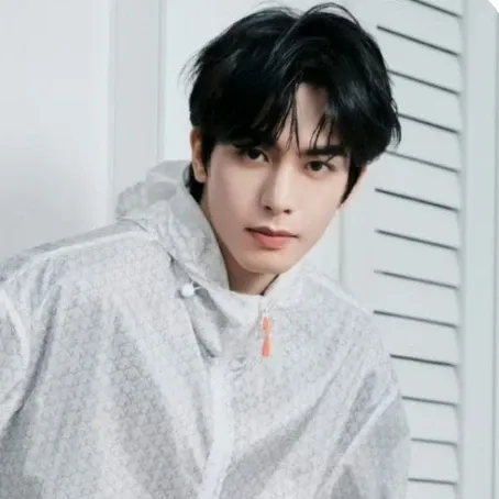 Behind-the-scenes cut of Song WeiLong