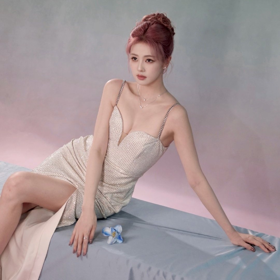 Behind-the-scenes cut of Bai Lu