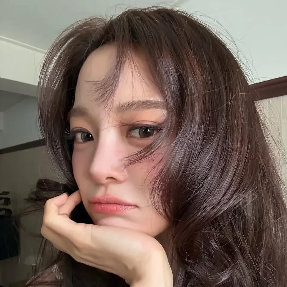 Behind-the-scenes cut of Kim Sejeong