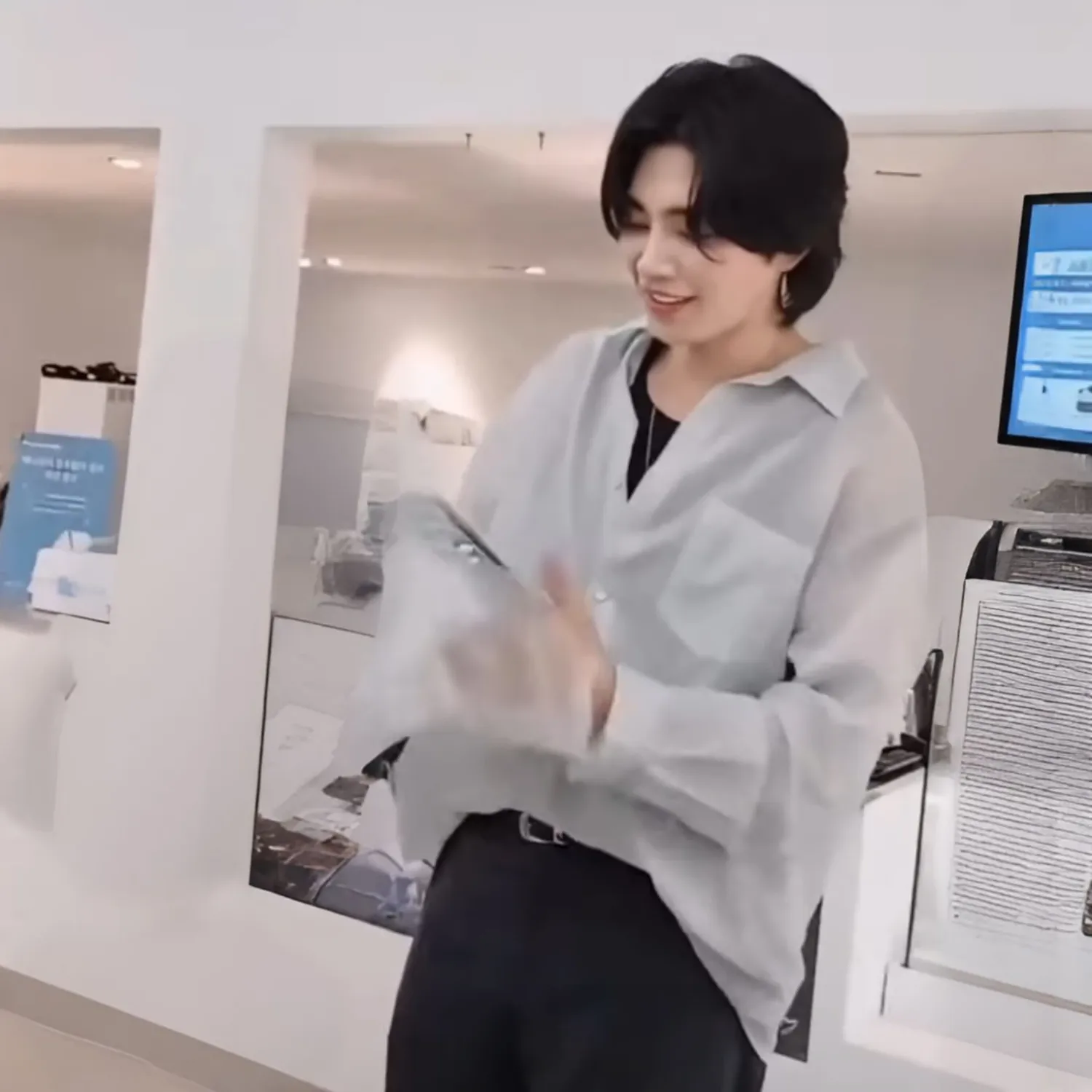 Behind-the-scenes cut of Kim Jaeyoung