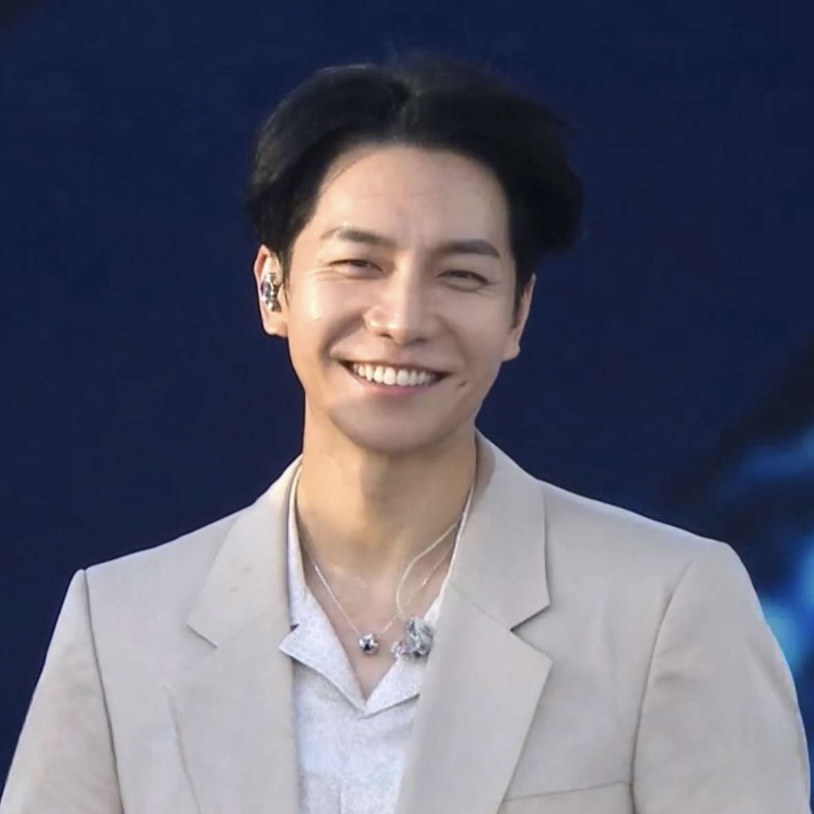 Behind-the-scenes cut of Lee Seunggi