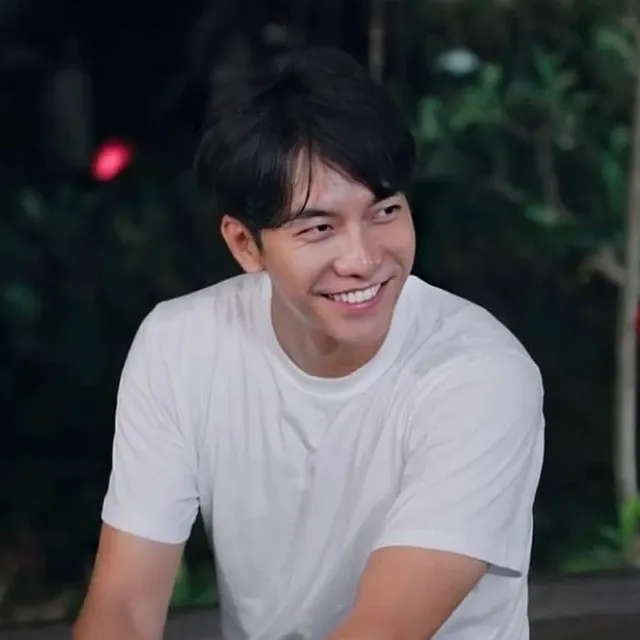 Latest photo of Lee Seunggi