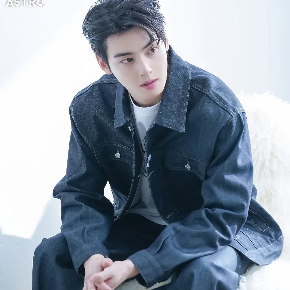 Recent activity shot of Cha Eunwoo