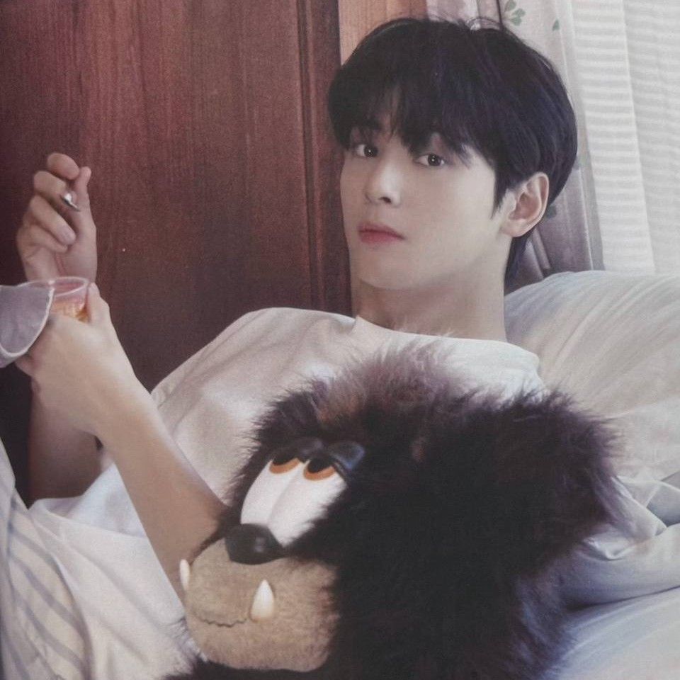 Behind-the-scenes cut of Cha Eunwoo