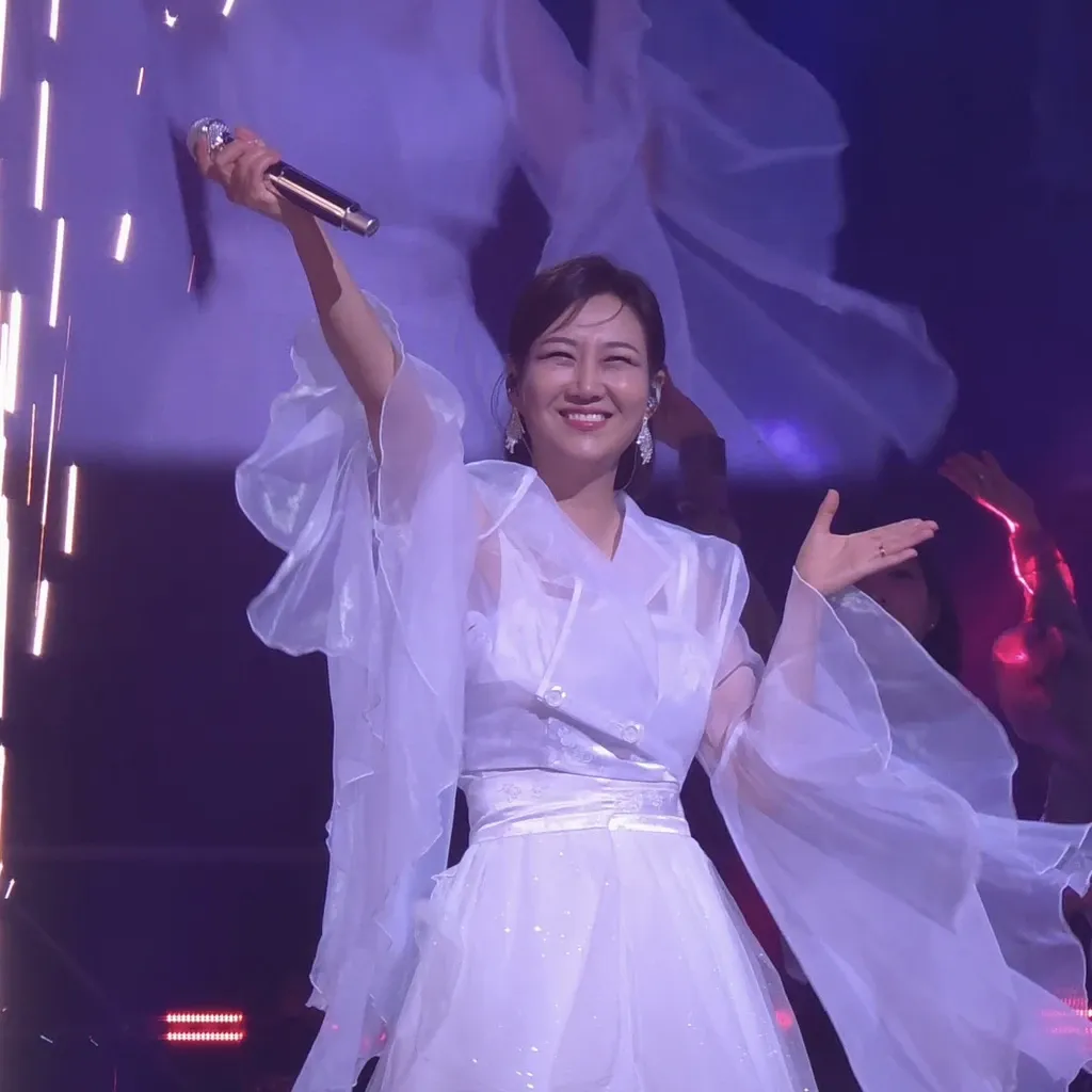 A moment captured by a fan of Jang Yoonjeong