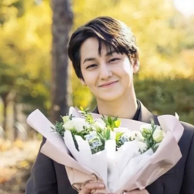 Behind-the-scenes cut of Kim Bum